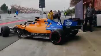 Test, Day-3: l'ingresso in pista di Sainz su McLaren
