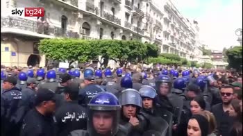 Algeria, in migliaia manifestano contro quinto mandato Bouteflika