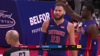 NBA: canestro pazzesco di Griffin da dietro il canestro