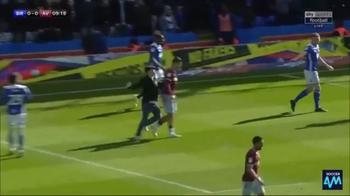 Shock al derby Birmingham: invasore picchia Jack Grealish