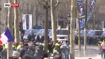 scontri a parigi tra polizia e gilet gialli