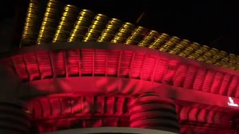 Milan, l'ora del derby: San Siro si tinge di rosso