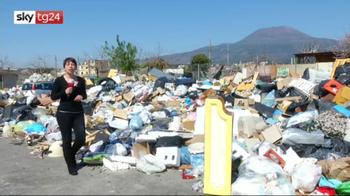 Torre del Greco, da mesi cittadini tra cumuli di rifiuti