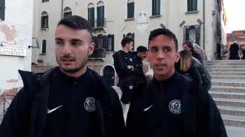"Un calcio alla plastica": i giocatori puliscono Venezia