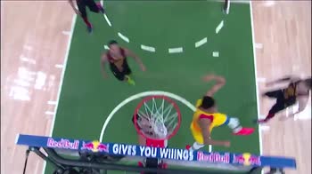 NBA: super schiacciata di Antetokounmpo contro i Cavs