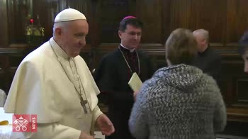 Papa Francesco evita i baciamano, il video