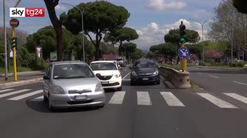 Roma, bimbo muore in auto, procura indaga su traffico