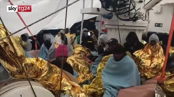 Sbarco migranti a Lampedusa ma resta in mare la Alan Kurdi