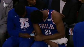 NBA, Embiid e Amir Johnson in panchina con uno smartphone
