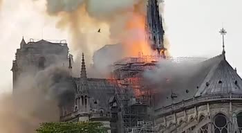 Parigi, incendio a Notre-Dame: fiamme nella cattedrale