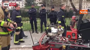 Rogo Notre-Dame, in azione il robot dei vigili del fuoco