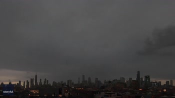 Una scarica di fulmini illumina il cielo di Chicago