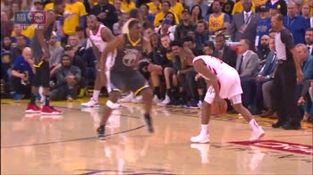 Playoff NBA: tunnnel di Chris Paul a Kevon Looney!