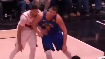 Playoff NBA, la spallata di Nikola Jokic a Enes Kanter