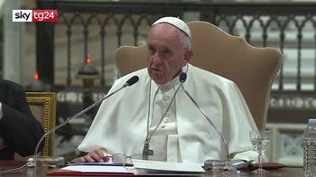 ERROR! Papa incontra famiglia Rom contestata: Resistete
