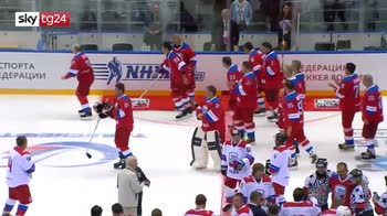 Putin, valanga di gol a hockey e una caduta a fine match