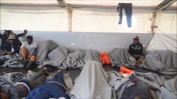 Migranti, le immagini dall'interno della nave Sea Watch