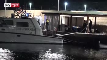 Sea Watch, lo sbarco dei migranti a Lampedusa