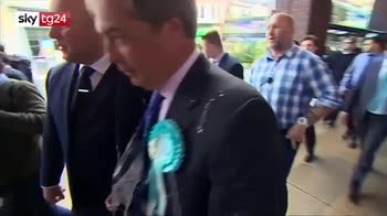 Brexit, proteste contro Farage: colpito da milkshake