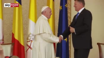 Il papa in Romania: la paura fomentata porta a chiusure