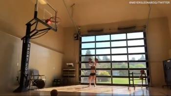 NBA, la moglie di Meyers Leonard segna con due palloni