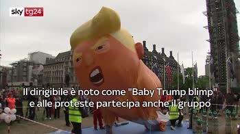 ERROR! Trump a Londra, pallone che lo raffigura in piazza del Parlamento