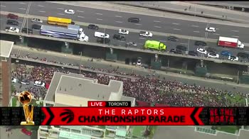 Toronto: la gente lascia le auto e corre a vedere la parata