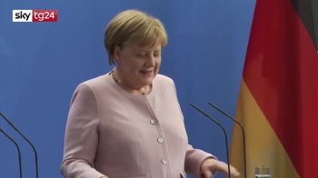 La cancelliera Merkel colpita da un malore durante l'incontro con Zelensky
