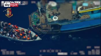 Migranti, filmato il trasbordo delle persone dalla nave madre
