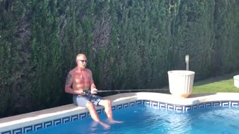 VIDEO. Gascoigne in piscina: "A pesca da tre giorni ma..."