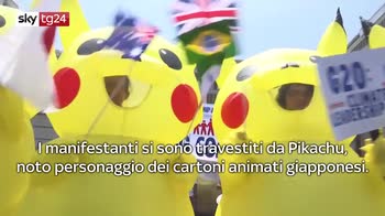 VIDEO: Attivisti manifestano vestiti da Pikachu contro G20