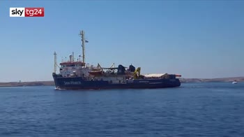 Sea-Watch 3, attesa per lo sbarco di 42 migranti