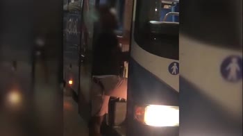 VIDEO: Autista Cotral picchia passeggero dell'autobus