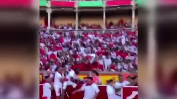 VIDEO Giocatore NFL Jsalta un toro a Pamplona