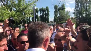 Bologna, i tifosi abbracciano Mihajlovic