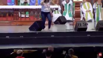 Brasile, spinge prete giÃ¹ dal palco durante la messa. VIDEO