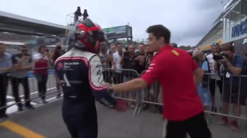 VIDEO. Leclerc, l'abbraccio al fratello Arthur vittoria F4