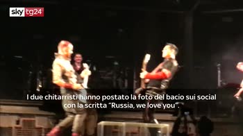 VIDEO. Mosca, il bacio contro l'omofobia dei  Rammstein