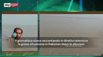 VIDEO. Pakistan, giornalista in diretta con l'acqua alla gola