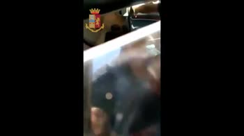 Cane chiuso in auto al sole salvato dai poliziotti a Napoli