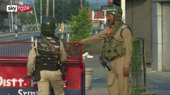Kashmir conteso, il Pakistan sospende il commercio con l'India