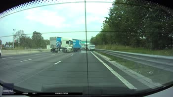 VIDEO: l'autocarro in autostrada travolge il furgoncino