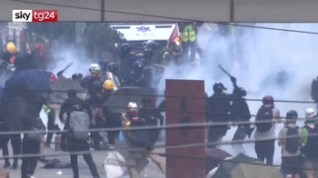 Nuovi scontri a Hong Kong, polizia usa lacrimogeni contro folla