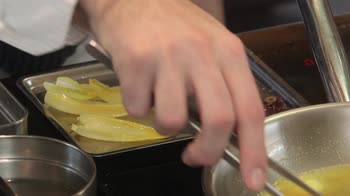 Ricetta merluzzo con indivia, pomodoro e olive. Video