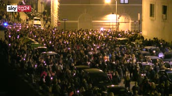 ERROR! Trieste, applausi e candele accese in memoria dei poliziotti uccisi
