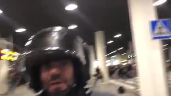 Aeroporto Barcellona, polizia carica manifestanti. VIDEO