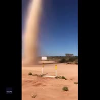 Lo spettacolare tornado di sabbia in Australia. VIDEO