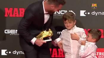 video-messi-scarpa-oro-figli