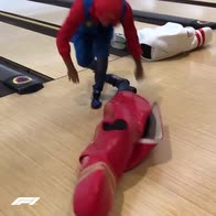 video f1 sainz bowling