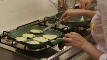 La cucina delle ragazze – Crostini, melanzane, pomodori secchi e mozzarella